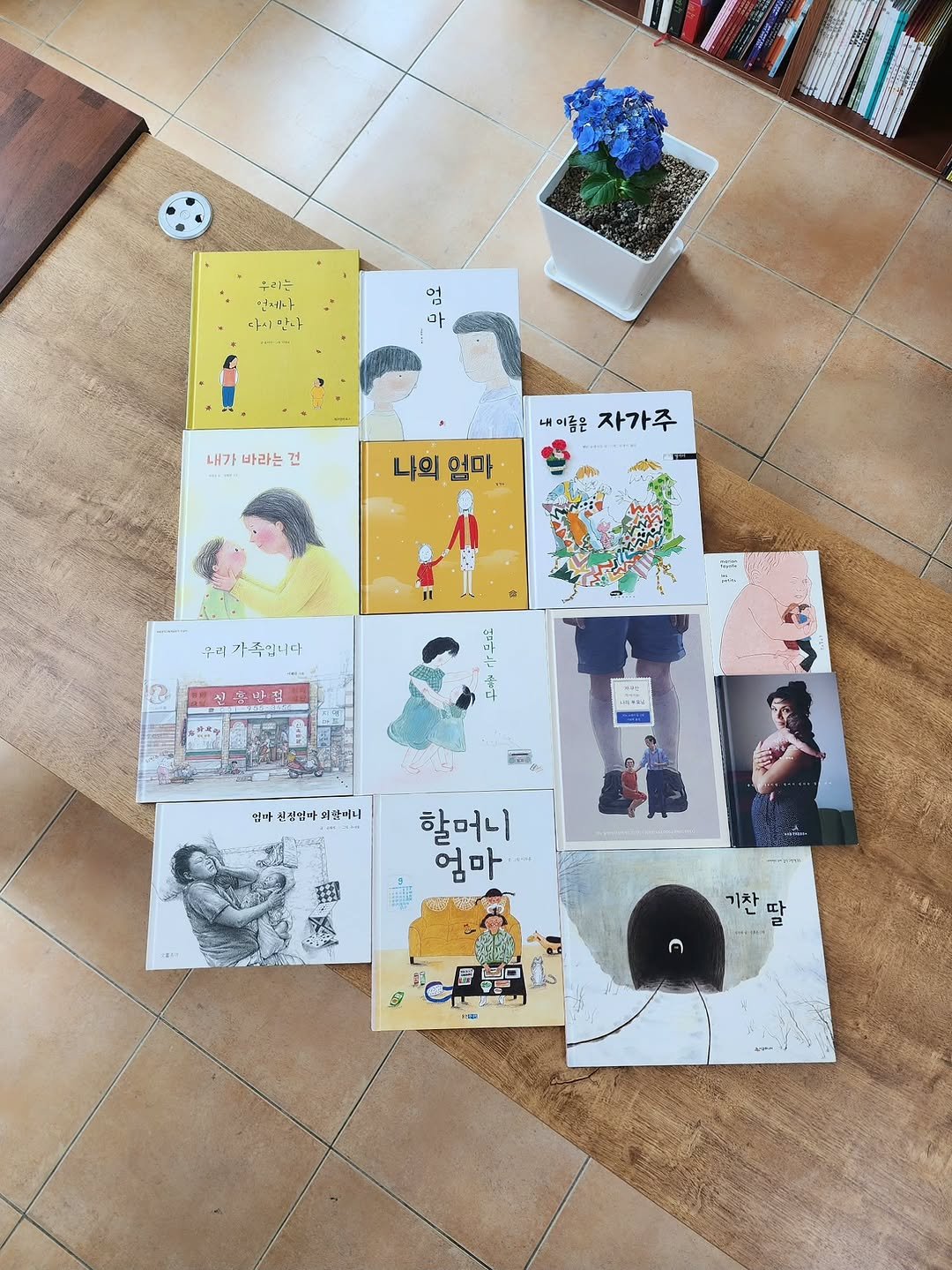 Photo shared by 그림책공작소 on April 23, 2026 tagging @skaface8, @o_oharu, @borimbook, @junior_rhk, @hbpress.kr, and @munhwadabang. May be an image of card, calendar and text that says '우리는 언제니 다이 다이단나 단나 엄 마 내가 바라는 건 내이름은 자가주 나의 얼마 우리가족업다 우리 가족겁더다 산흥반점 き出 こN44 引 친핑엄· 영돼합미니 할머니 엄마 雞 기찬 따'.