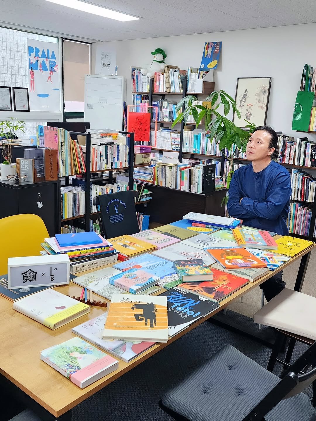 Photo shared by 그림책공작소 on October 01, 2025 tagging @picturebook_gongjackso, and @lob_publisher. May be an image of 1 person, studying, desk, book, office and text.