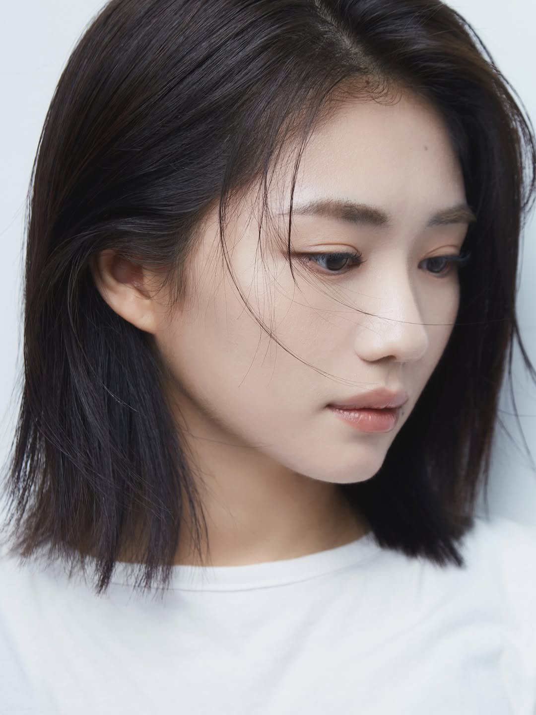 Photo shared by 피다스튜디오 프로필사진 배우프로필 연주자프로필 개인프로필 on February 18, 2026 tagging @pidastudio_official. May be a closeup of one or more people, braids, makeup and text.