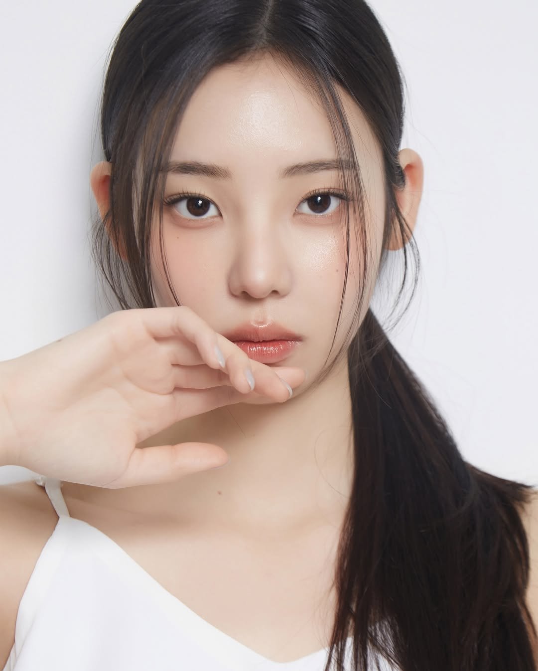 Photo shared by 피다스튜디오 프로필사진 배우프로필 연주자프로필 개인프로필 on January 29, 2026 tagging @pidastudio_official. May be a closeup of one or more people, braids, makeup and text.