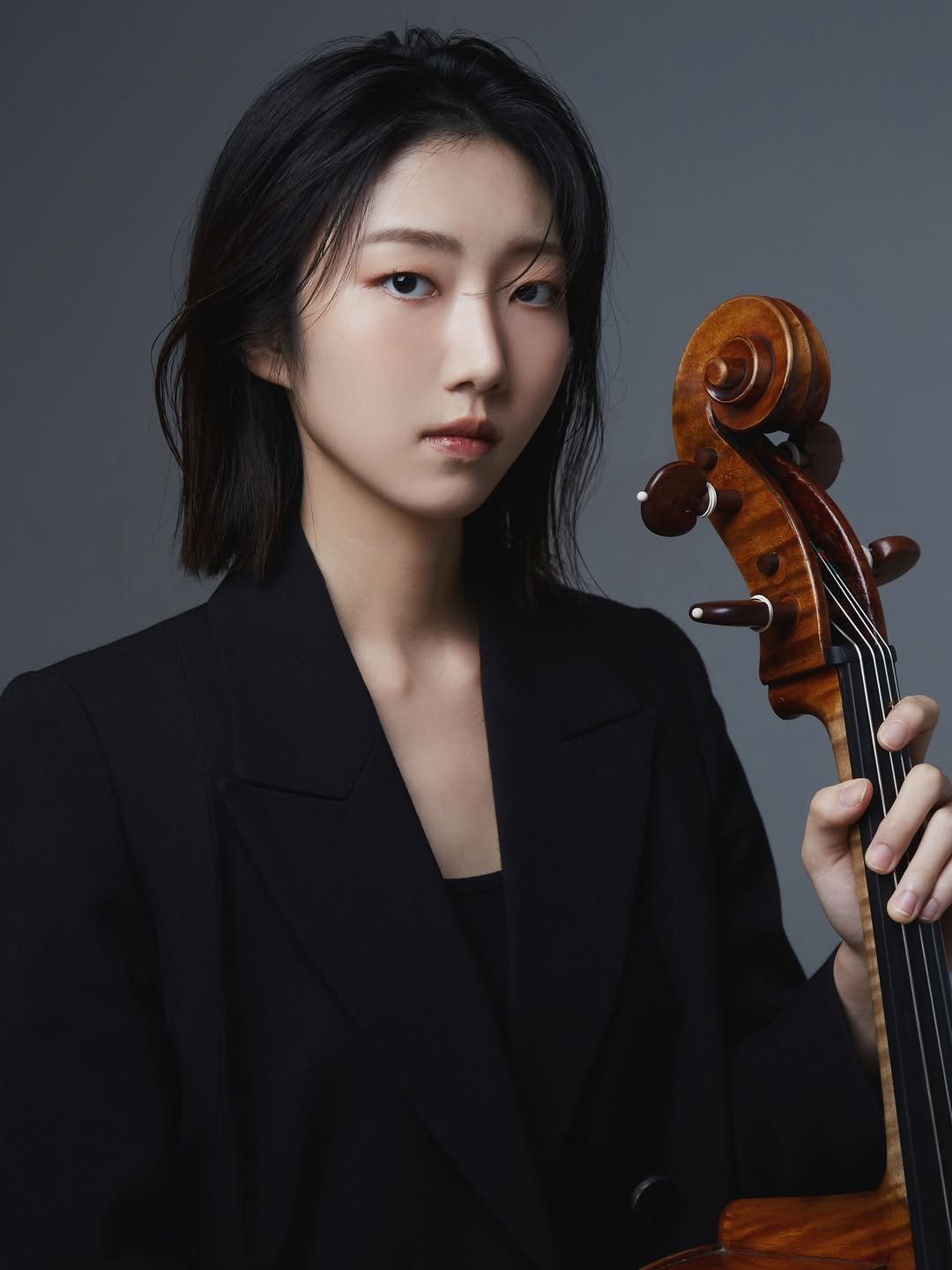 Photo shared by 피다스튜디오 프로필사진 배우프로필 연주자프로필 개인프로필 on April 12, 2026 tagging @pidastudio_official. May be an image of violin, cello and text.