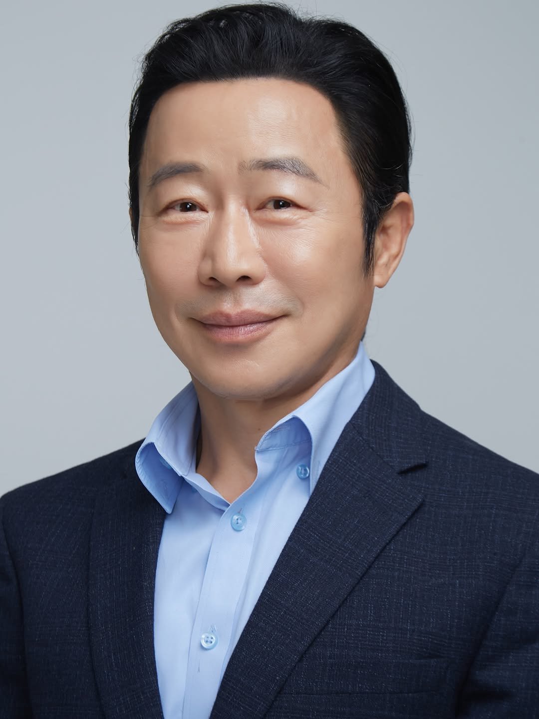Photo shared by 피다스튜디오 프로필사진 배우프로필 연주자프로필 개인프로필 on August 13, 2025 tagging @pidastudio_official. May be an image of 1 person, suit and text.