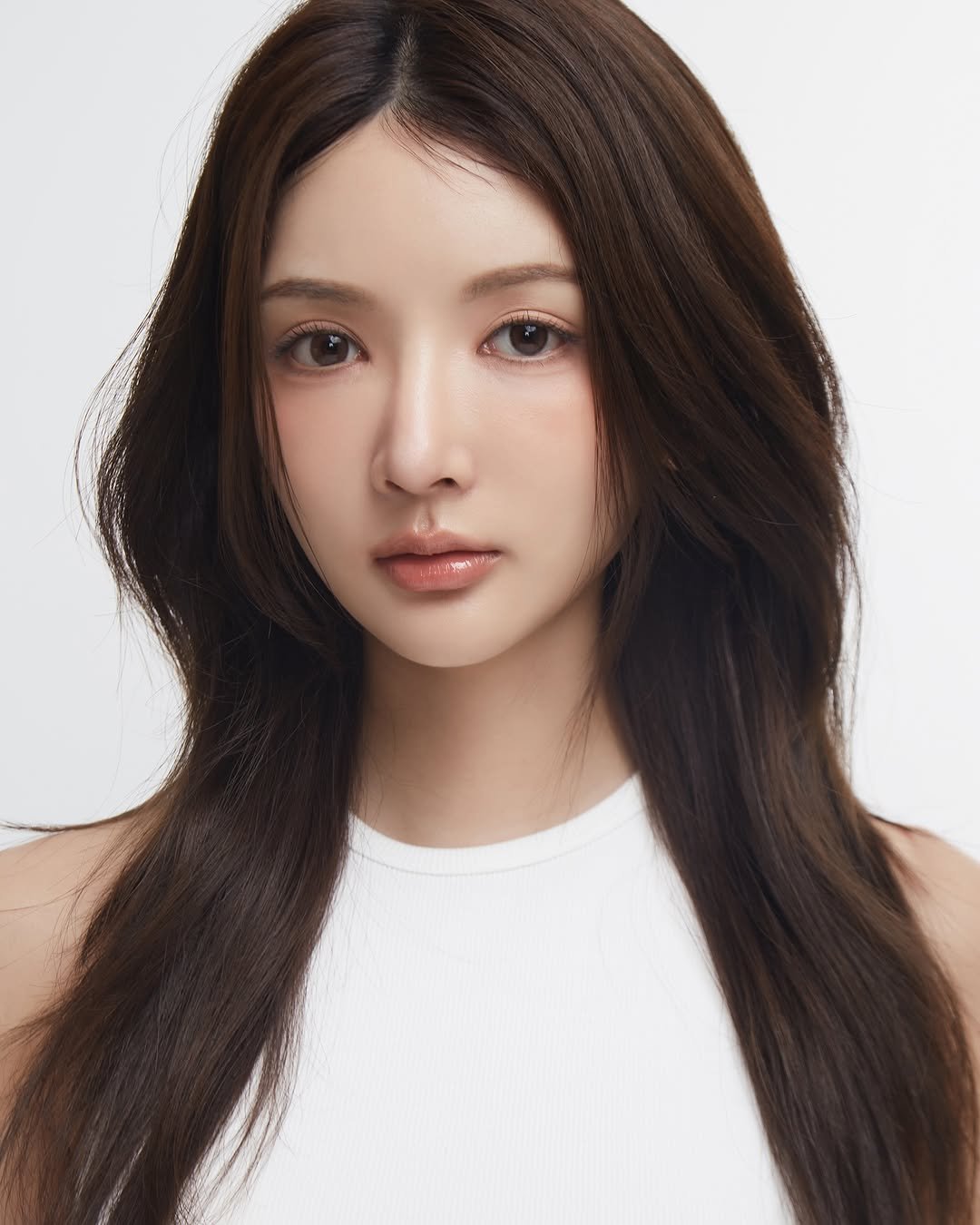 Photo shared by 피다스튜디오 프로필사진 배우프로필 연주자프로필 개인프로필 on July 30, 2025 tagging @pidastudio_official. May be a closeup of 1 person, braids, makeup and text.