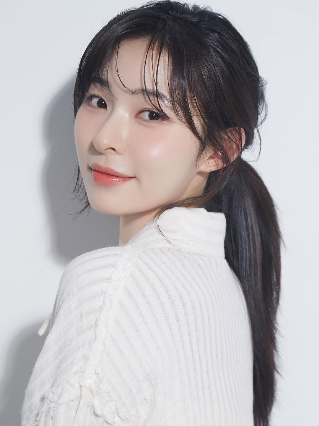 Photo shared by 피다스튜디오 프로필사진 배우프로필 연주자프로필 개인프로필 on October 20, 2025 tagging @pidastudio_official. May be an image of one or more people, hair, makeup and text.