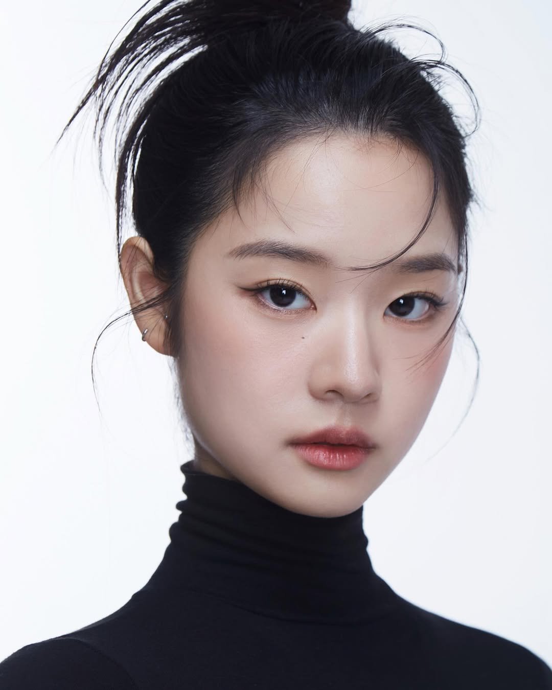 Photo by 피다스튜디오 프로필사진 배우프로필 연주자프로필 개인프로필 on April 16, 2024.