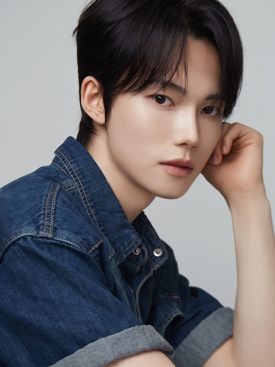 Photo shared by 피다스튜디오 프로필사진 배우프로필 연주자프로필 개인프로필 on August 11, 2025 tagging @pidastudio_official. May be an image of 1 person, bolo tie and text.