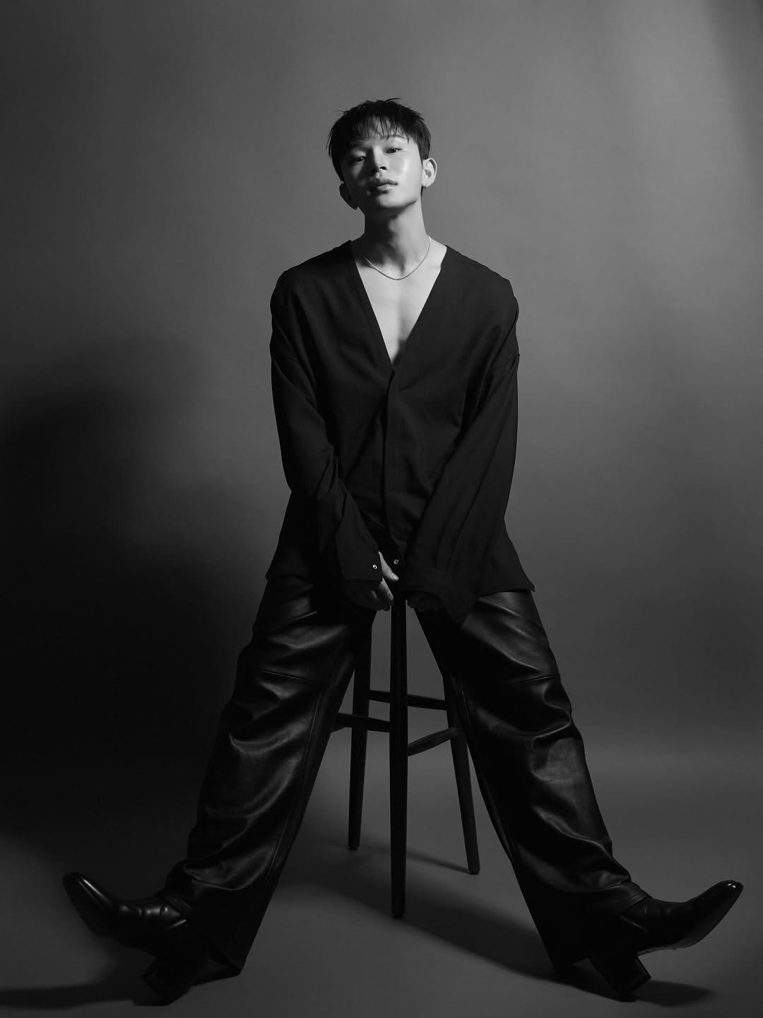 Photo shared by 피다스튜디오 프로필사진 배우프로필 연주자프로필 개인프로필 on December 17, 2025 tagging @pidastudio_official. May be a black-and-white image of one or more people, makeup, overcoat, dinner jacket, bolo tie, blazer, suit and text.