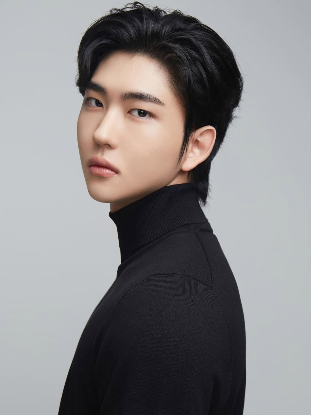 Photo shared by 피다스튜디오 프로필사진 배우프로필 연주자프로필 개인프로필 on October 25, 2025 tagging @pidastudio_official. May be an image of one or more people, bangs, makeup, bolo tie, turtleneck and text.