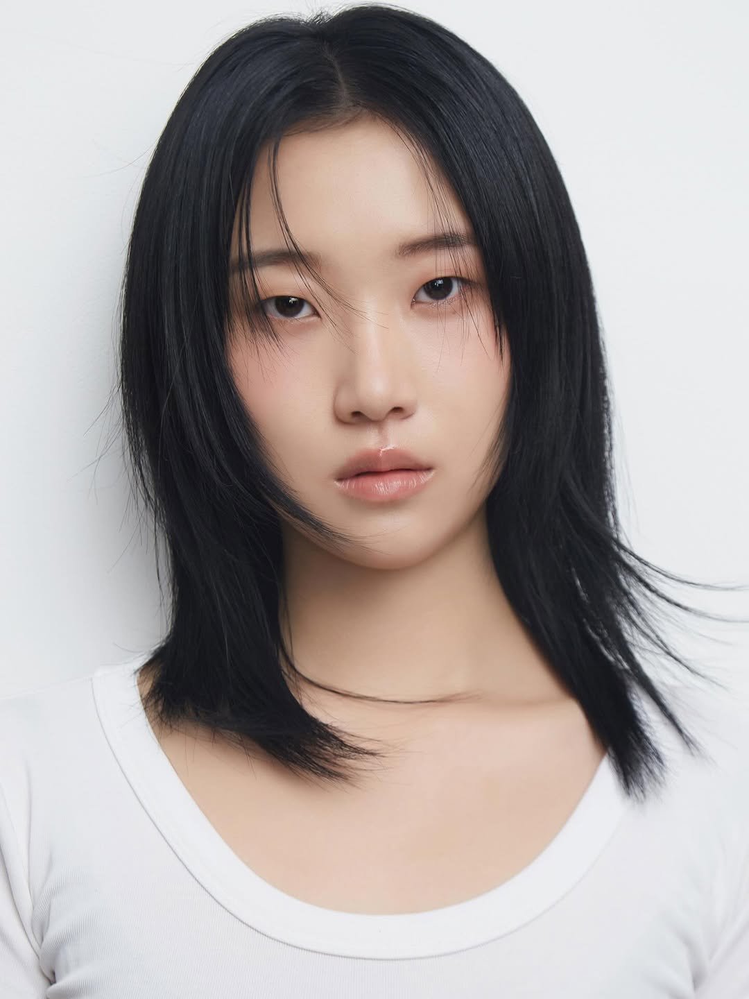 Photo shared by 피다스튜디오 프로필사진 배우프로필 연주자프로필 개인프로필 on November 05, 2025 tagging @pidastudio_official. May be an image of one or more people, bangs, braids, makeup and text.