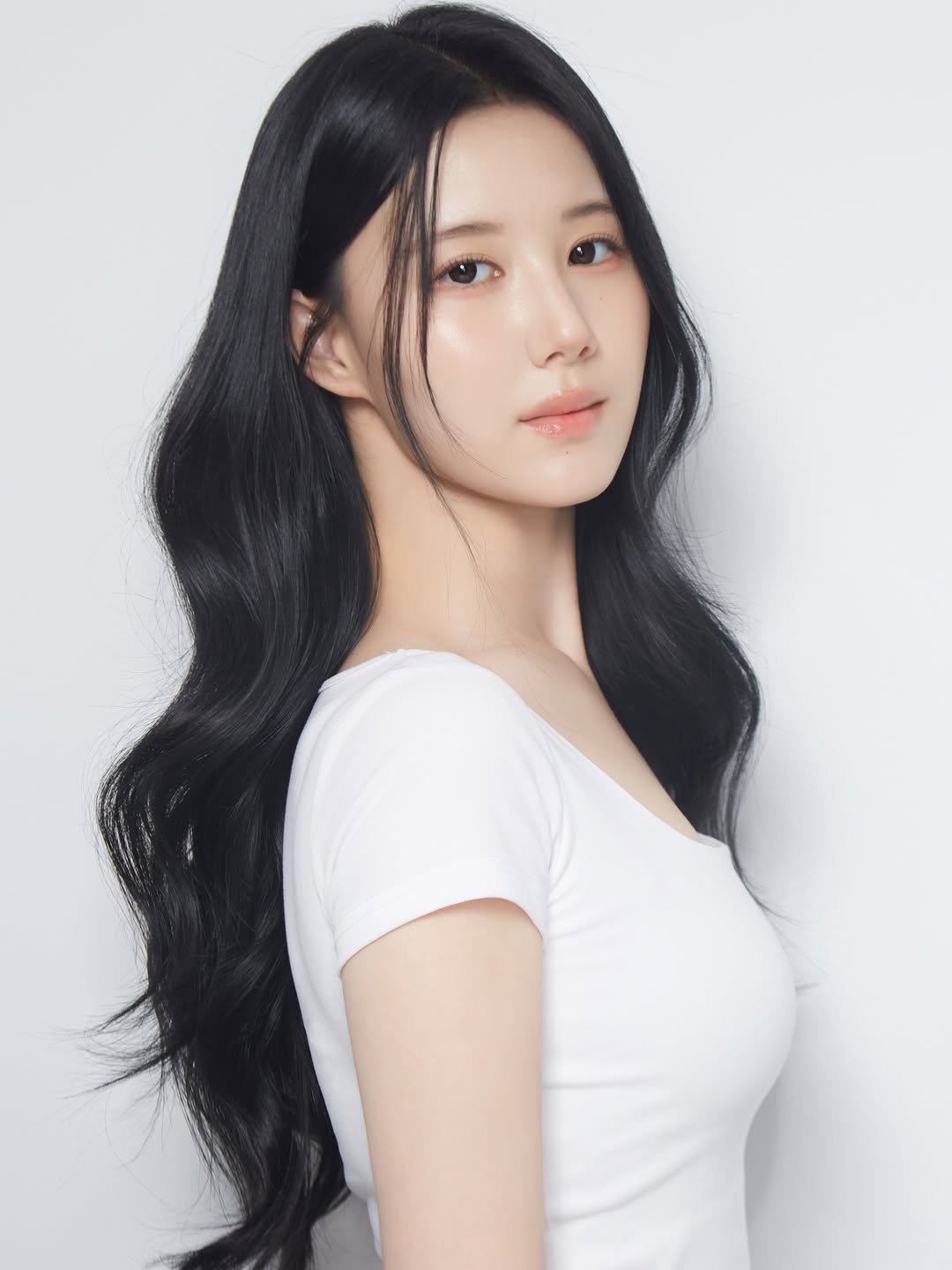 Photo shared by 피다스튜디오 프로필사진 배우프로필 연주자프로필 개인프로필 on April 21, 2026 tagging @pidastudio_official. May be an image of one or more people, braids, top and text.