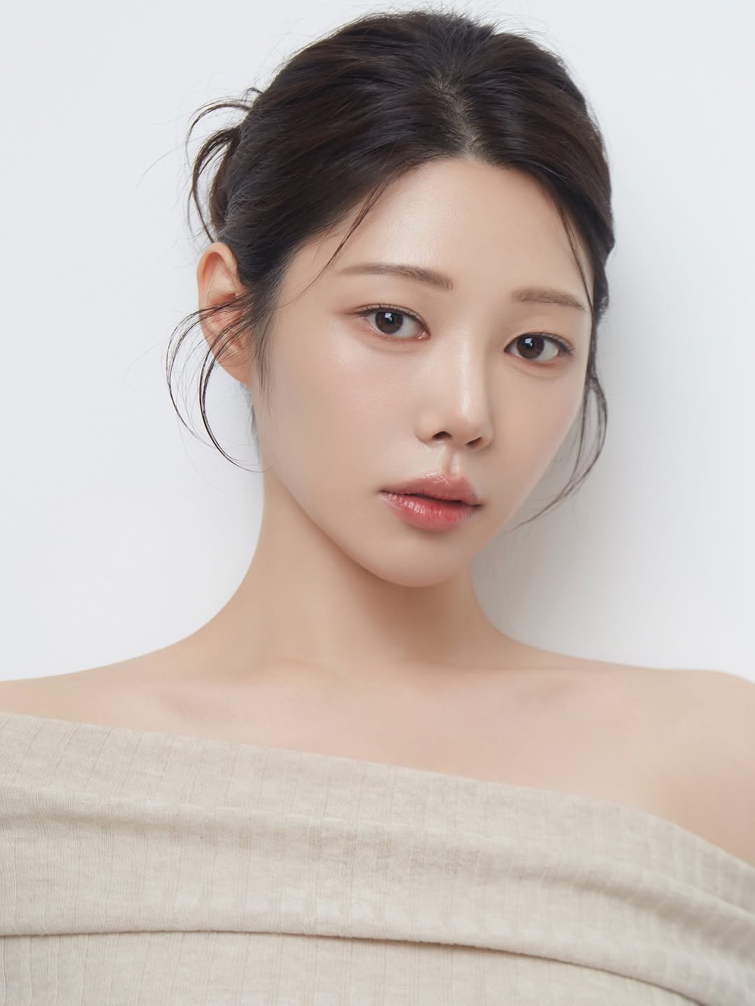 Photo shared by 피다스튜디오 프로필사진 배우프로필 연주자프로필 개인프로필 on August 10, 2025 tagging @pidastudio_official. May be an image of 1 person, braids, makeup and text.