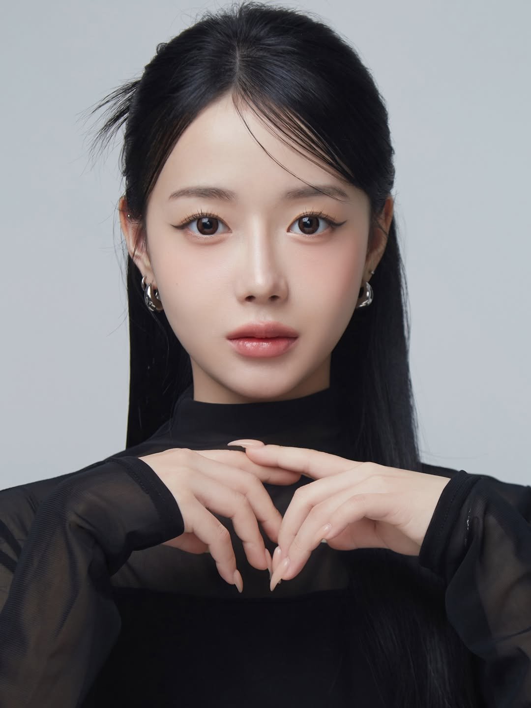 Photo shared by 피다스튜디오 프로필사진 배우프로필 연주자프로필 개인프로필 on February 01, 2026 tagging @pidastudio_official. May be an image of one or more people, braids, makeup and text.