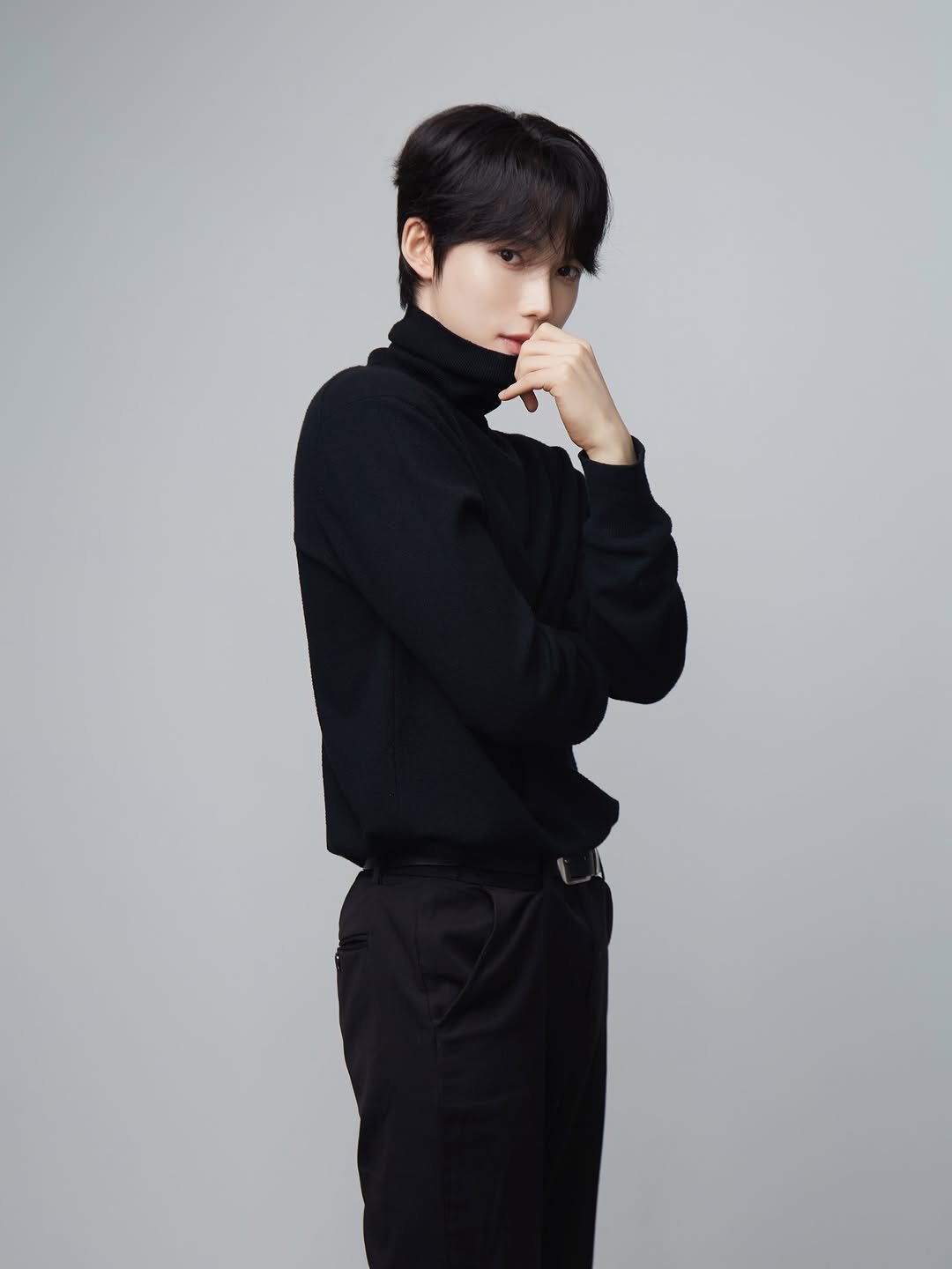 Photo shared by 피다스튜디오 프로필사진 배우프로필 연주자프로필 개인프로필 on August 12, 2025 tagging @pidastudio_official. May be an image of 1 person, hair, duffle coat, turtleneck, top, bolo tie and text.