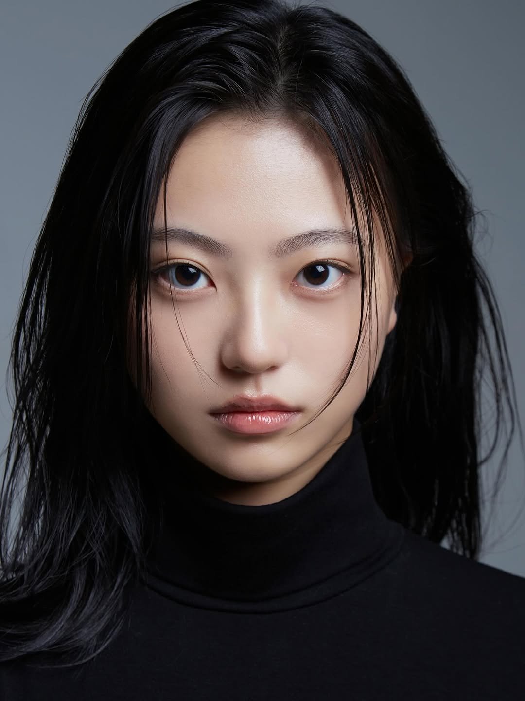 Photo shared by 피다스튜디오 프로필사진 배우프로필 연주자프로필 개인프로필 on December 12, 2025 tagging @pidastudio_official. May be a closeup of one or more people, hair, makeup, turtleneck and text.