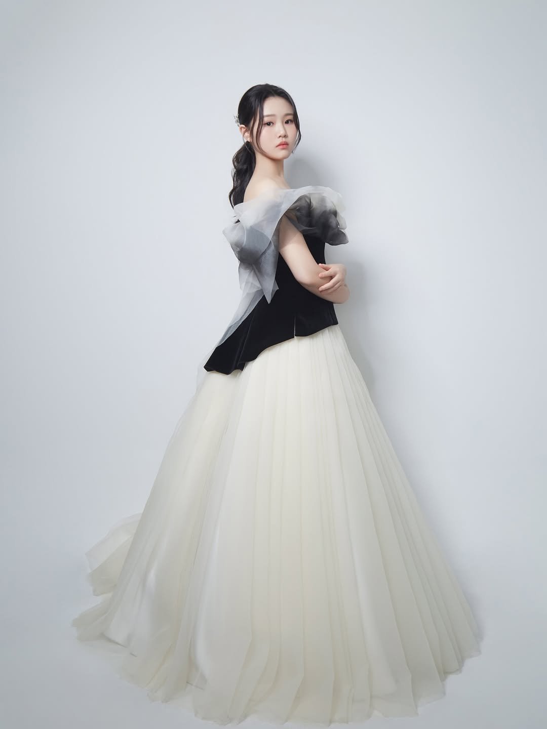 Photo shared by 피다스튜디오 프로필사진 배우프로필 연주자프로필 개인프로필 on February 09, 2026 tagging @pidastudio_official. May be an image of dress, gown and text.