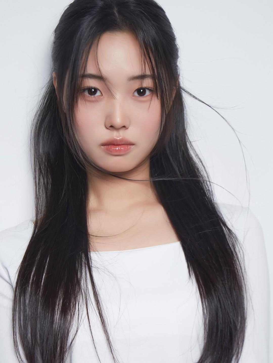 Photo shared by 피다스튜디오 프로필사진 배우프로필 연주자프로필 개인프로필 on December 20, 2025 tagging @pidastudio_official. May be a closeup of one or more people, braids, long hair, makeup, top and text.