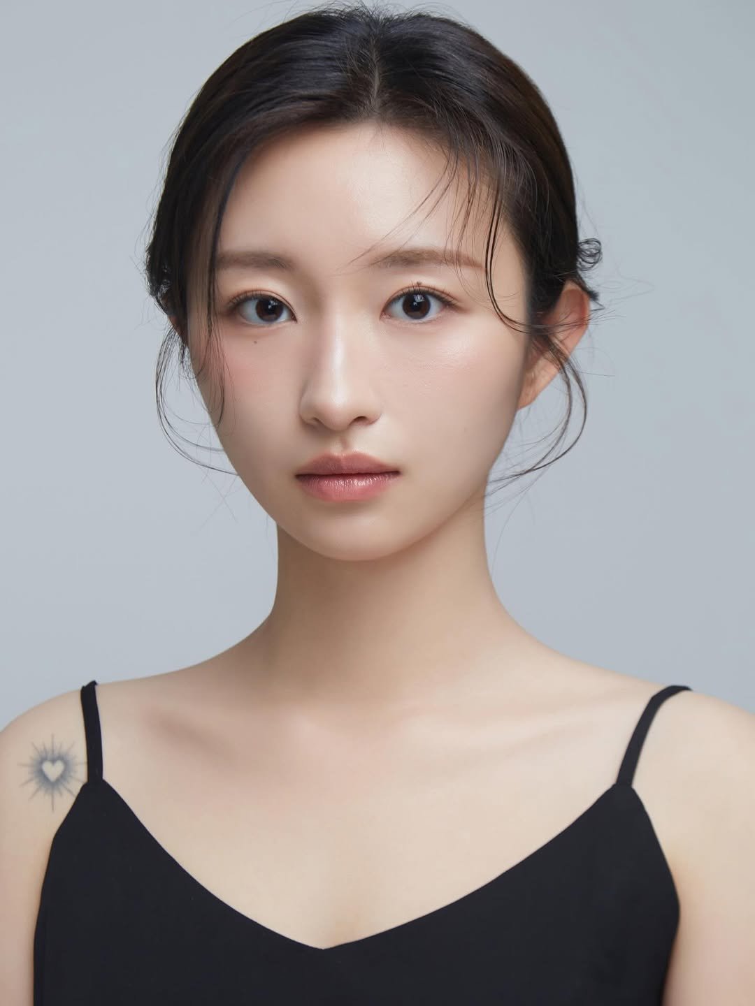 Photo shared by 피다스튜디오 프로필사진 배우프로필 연주자프로필 개인프로필 on December 14, 2025 tagging @pidastudio_official. May be an image of one or more people, makeup, hair and text.