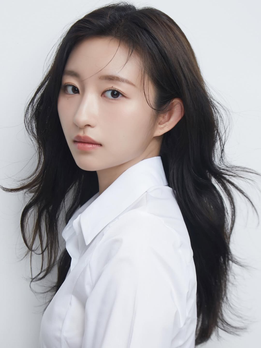 Photo by 피다스튜디오 프로필사진 배우프로필 연주자프로필 개인프로필 in 강남구청역 with @pidastudio_official. May be an image of one or more people, braids, makeup, top and text.