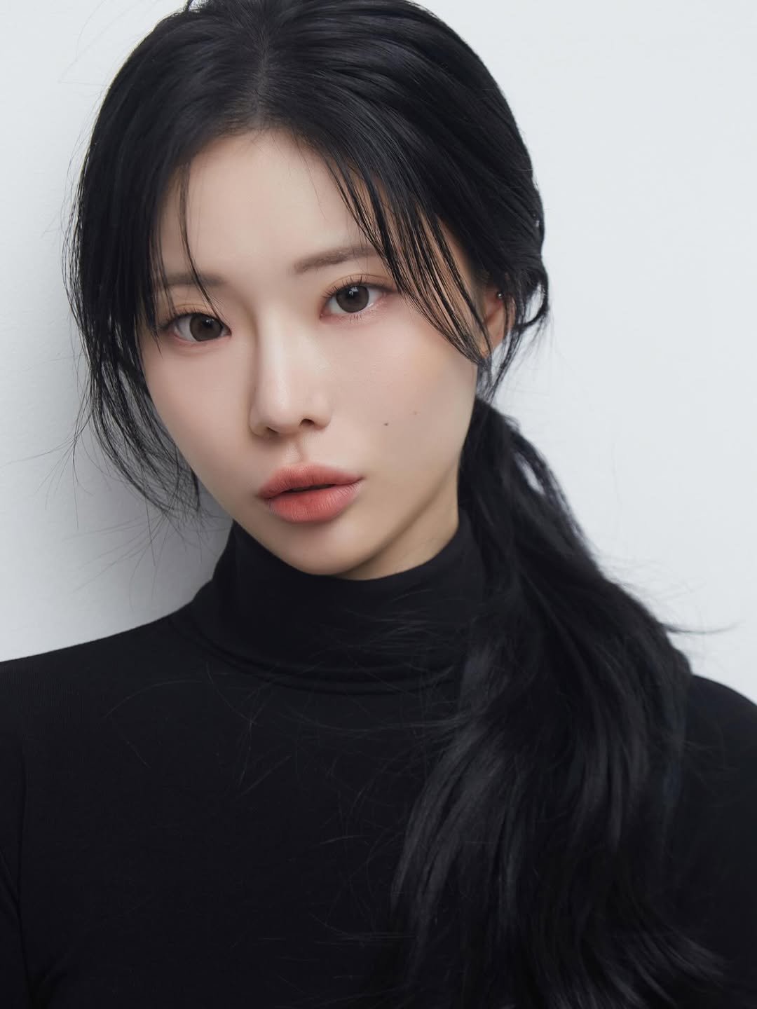 Photo shared by 피다스튜디오 프로필사진 배우프로필 연주자프로필 개인프로필 on November 11, 2025 tagging @pidastudio_official. May be a closeup of one or more people, braids, makeup, turtleneck and text.