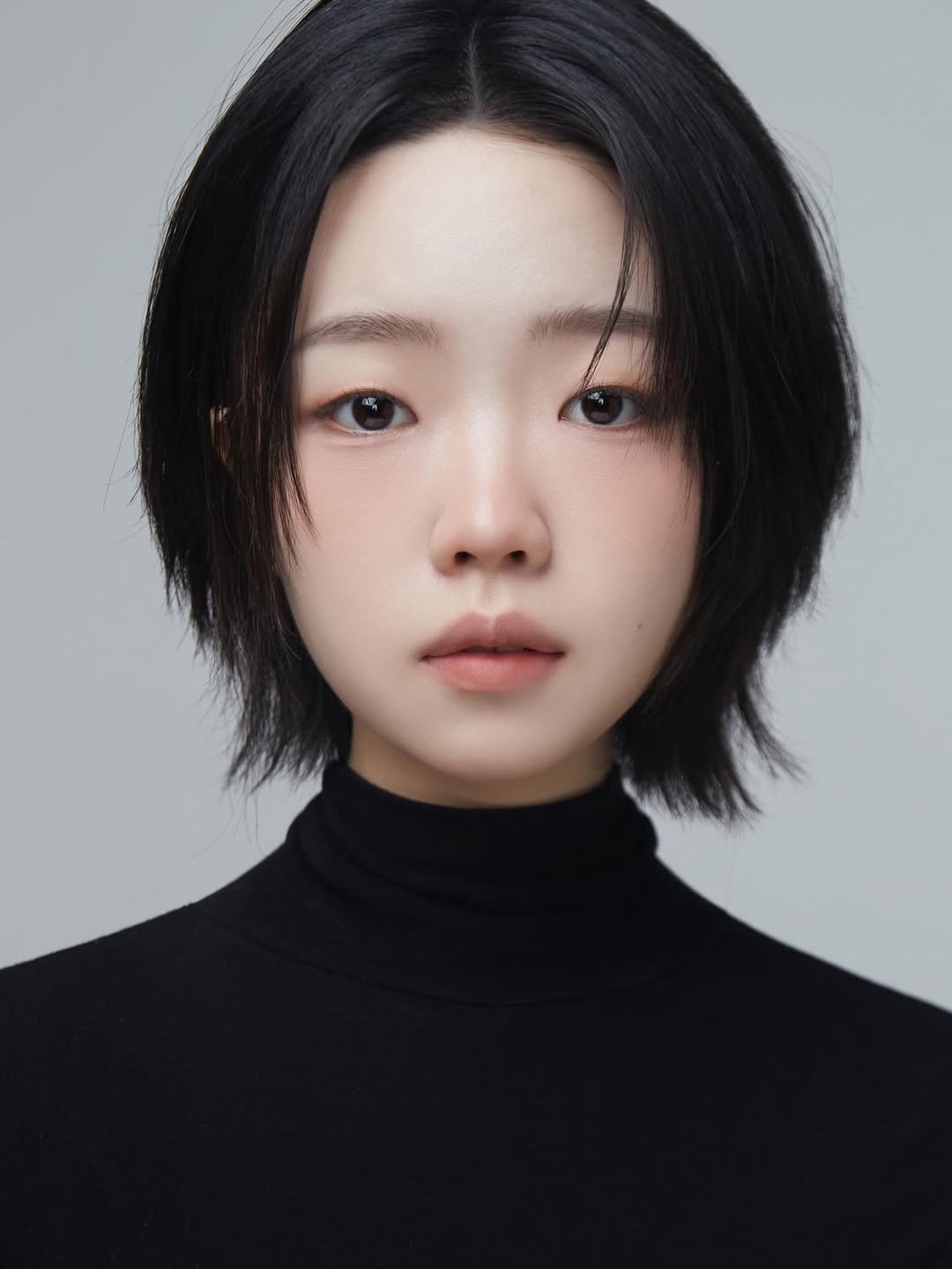 Photo shared by 피다스튜디오 프로필사진 배우프로필 연주자프로필 개인프로필 on November 01, 2025 tagging @pidastudio_official. May be a closeup of one or more people, bangs, makeup, turtleneck and text.