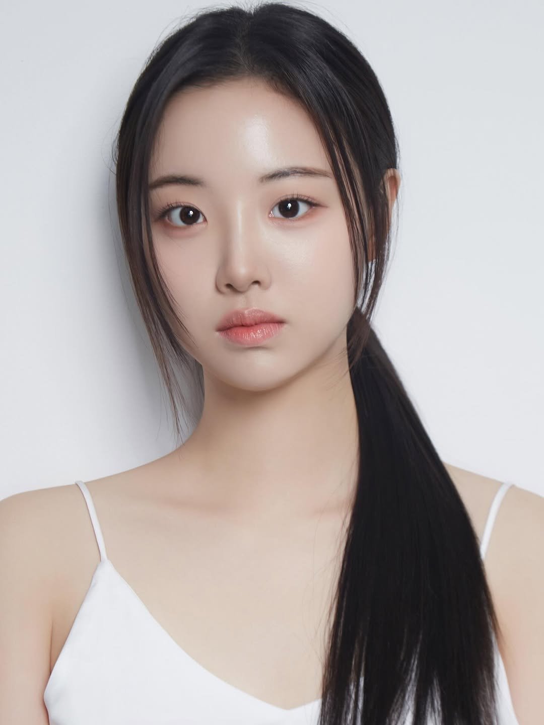 Photo shared by 피다스튜디오 프로필사진 배우프로필 연주자프로필 개인프로필 on December 22, 2025 tagging @pidastudio_official. May be an image of one or more people, hair, makeup and text.