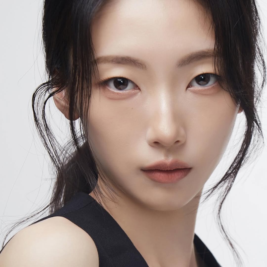 Photo shared by 피다스튜디오 프로필사진 배우프로필 연주자프로필 개인프로필 on October 17, 2025 tagging @pidastudio_official. May be a closeup of one or more people, hair, makeup and text.