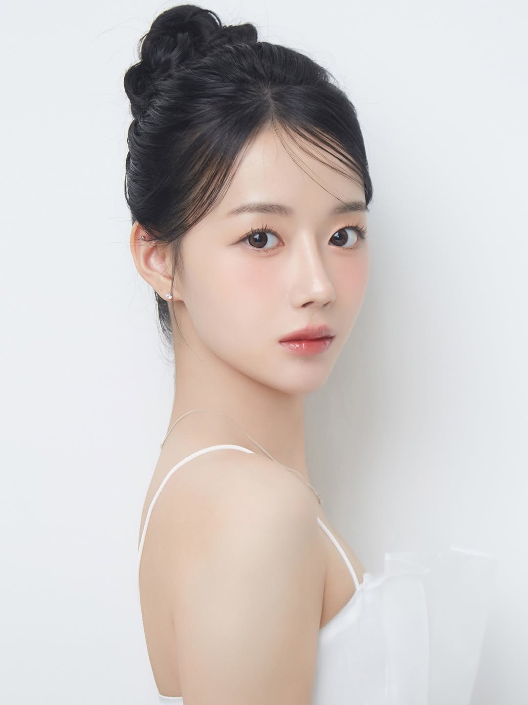 Photo shared by 피다스튜디오 프로필사진 배우프로필 연주자프로필 개인프로필 on February 20, 2026 tagging @pidastudio_official. May be an image of one or more people, braids, makeup and text.