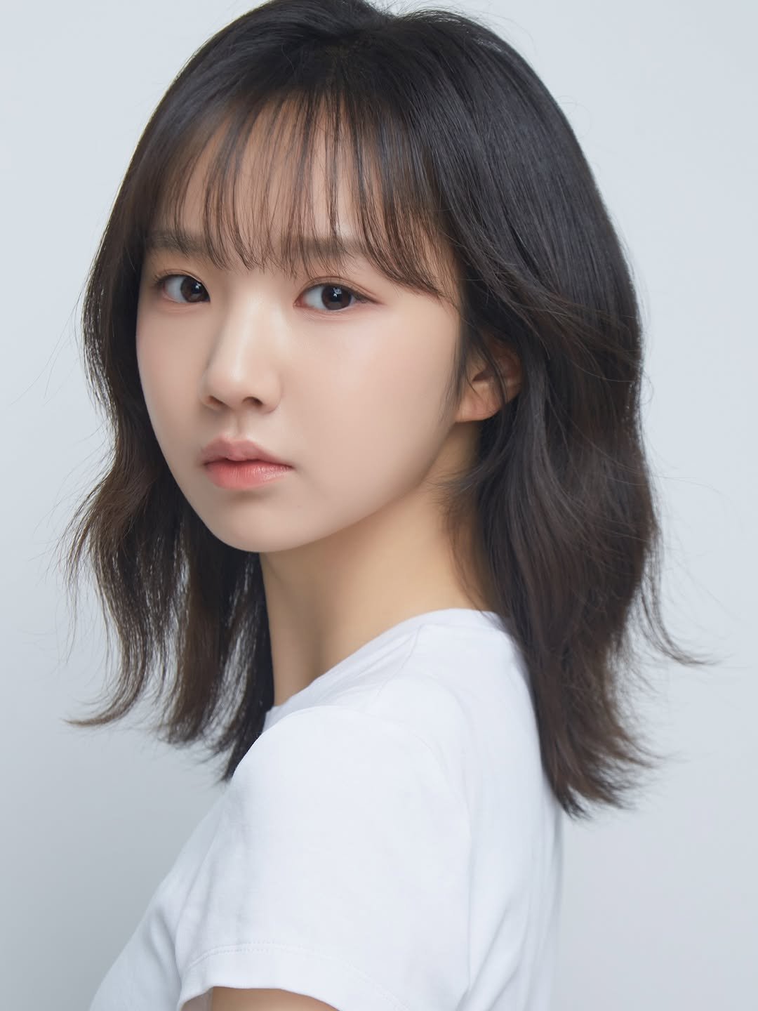 Photo shared by 피다스튜디오 프로필사진 배우프로필 연주자프로필 개인프로필 on April 07, 2026 tagging @pidastudio_official. May be a closeup of one or more people, braids and text.