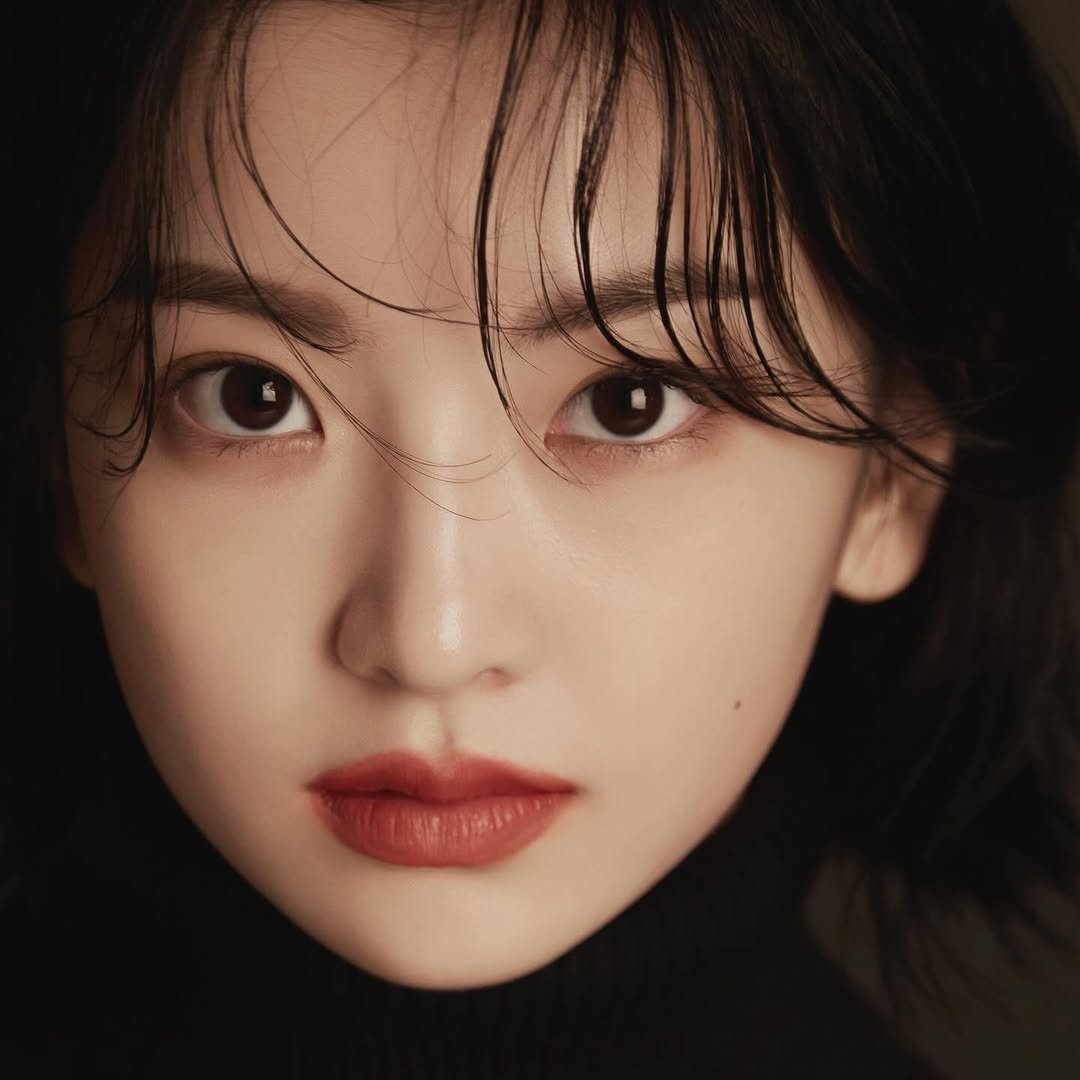 Photo shared by 피다스튜디오 프로필사진 배우프로필 연주자프로필 개인프로필 on October 23, 2025 tagging @pidastudio_official. May be a closeup of one or more people, bangs, makeup, turtleneck and text.