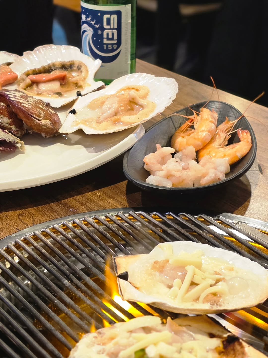 Photo by 재슐랭 on February 08, 2026. May be an image of grill, shellfish, oyster and text.