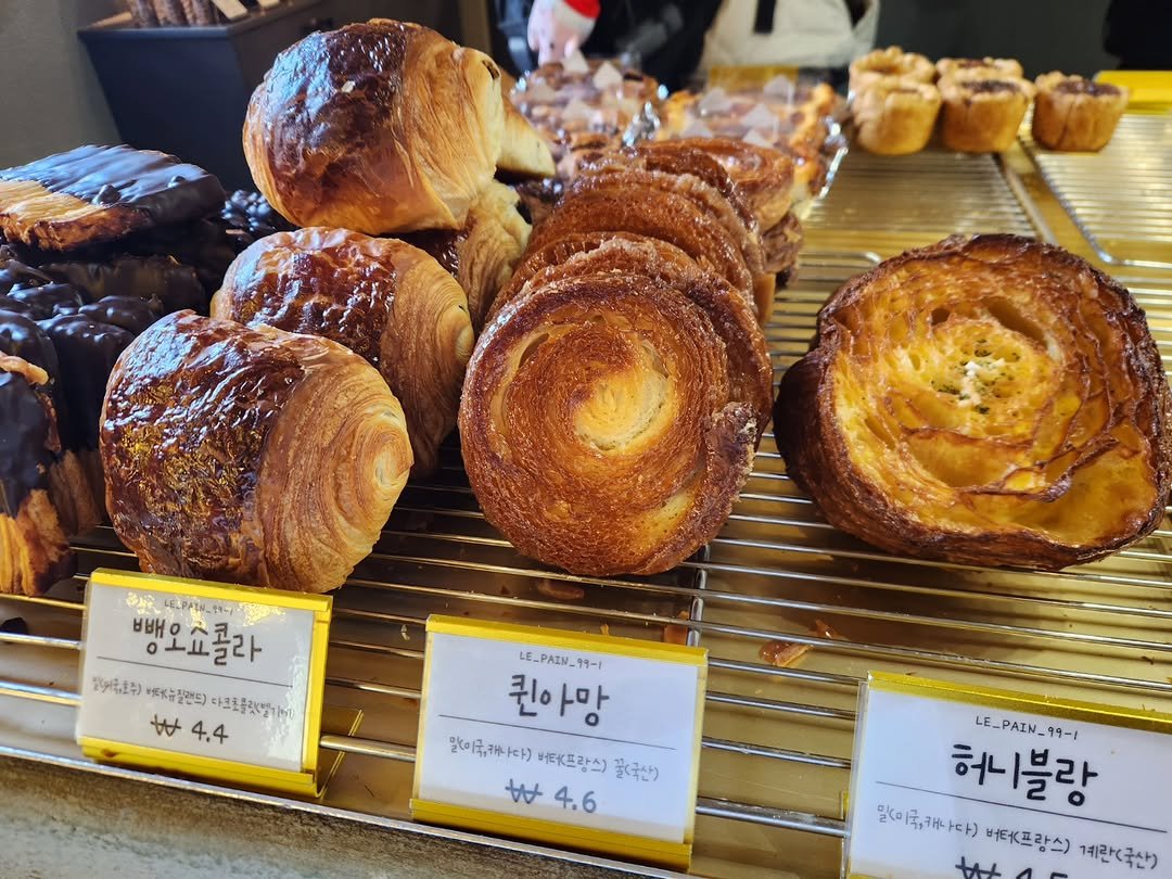 Photo by 재슐랭 on February 19, 2026. May be an image of babka, cinnamon roll, turnover, croissant, pie and text.