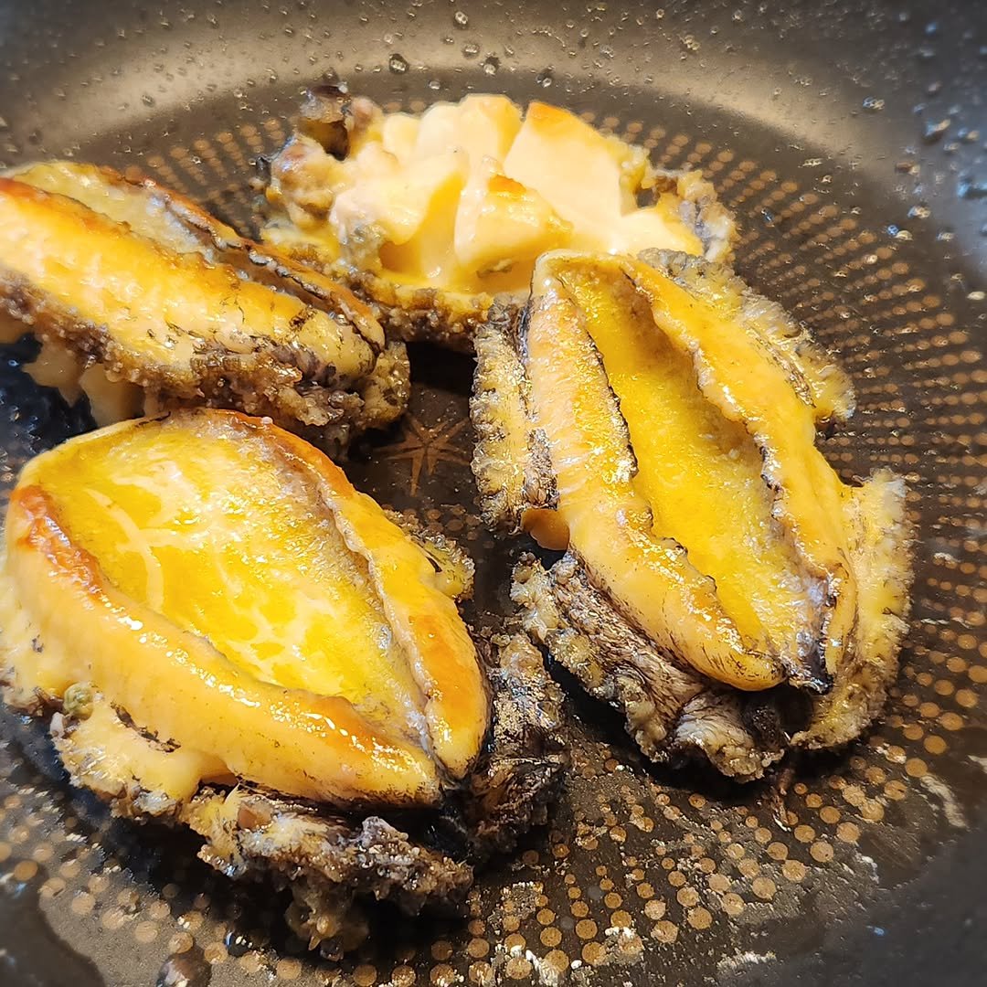 Photo by 재슐랭 on February 03, 2026. May be an image of shiitake mushrooms, shellfish, soy sauce and text.