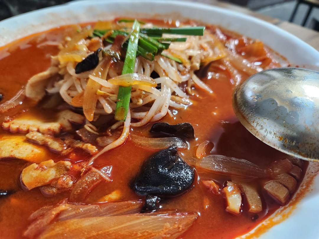 Photo by 재슐랭 on February 19, 2026. May be an image of ramen, noodles, stew and text.