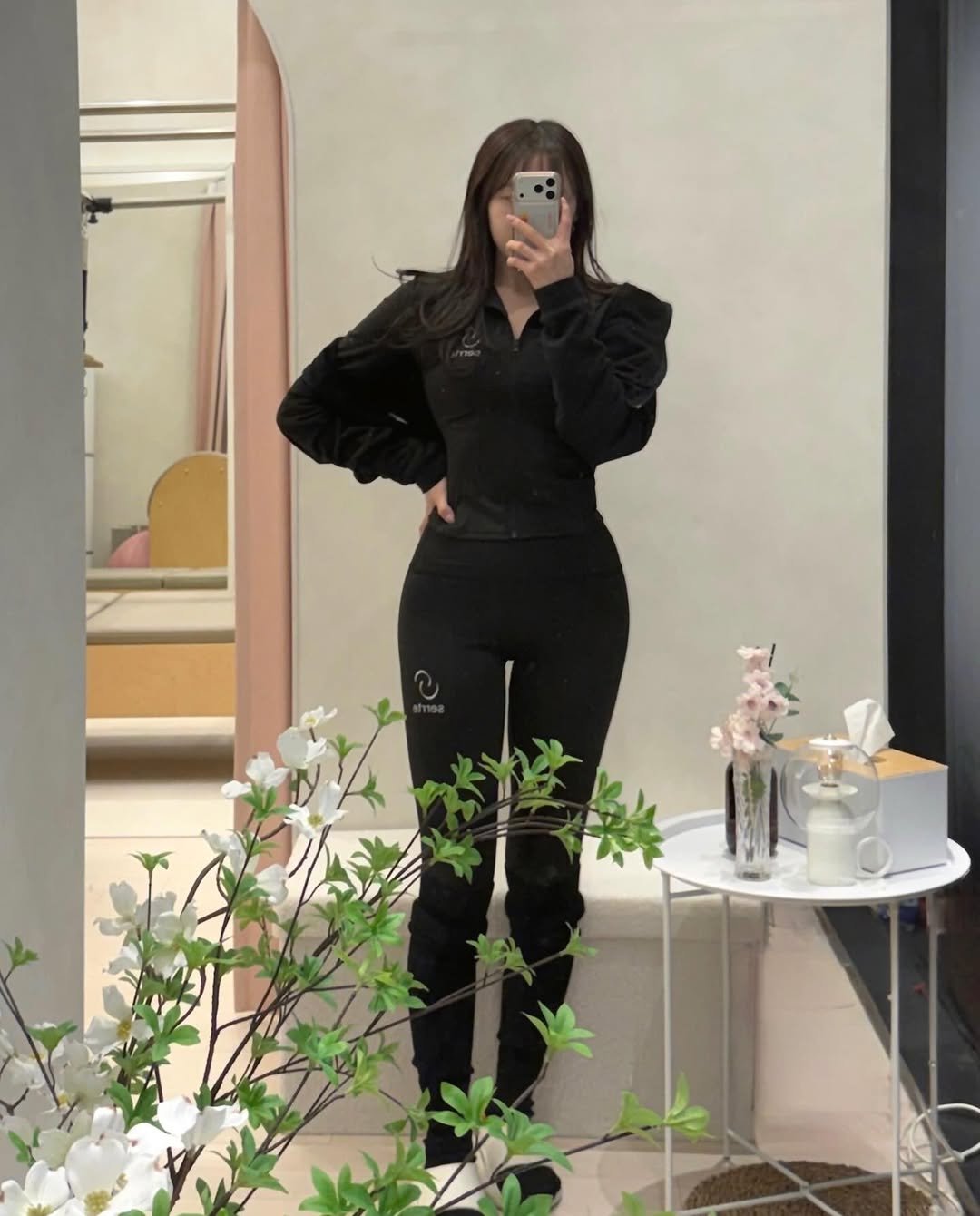 pila__chan 게시물 이미지: 오늘 운동도 편안하게 ✨
핑거홀 디테일로 소매 밀림 없이 집중!
절개 라인으로...
