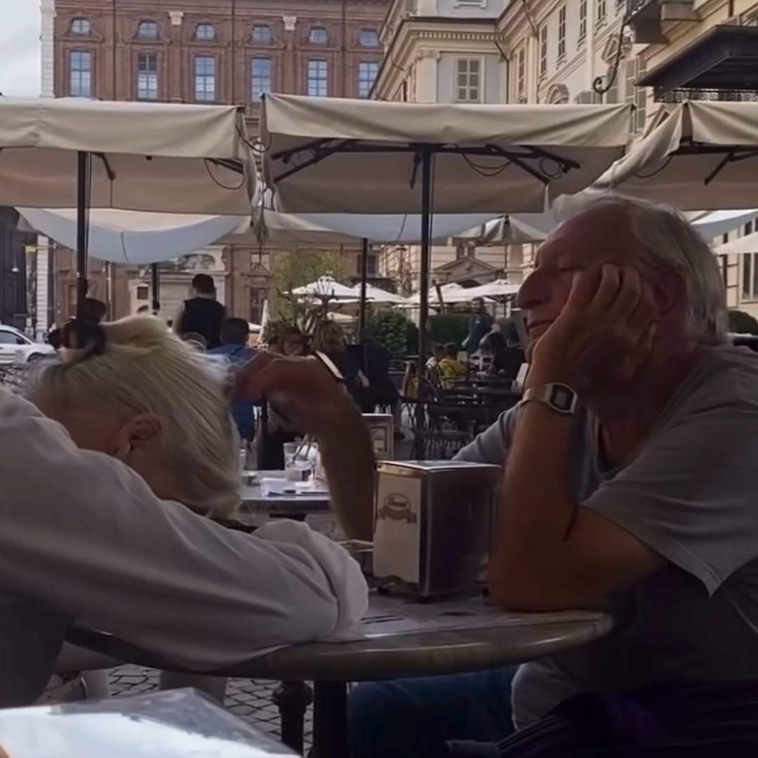 Photo by 필라테스 강사들의 길잡이 | 교육강사 정원쌤 on September 04, 2025. May be an image of 4 people, people smoking, cigarette, Piazza di Spagna and text.