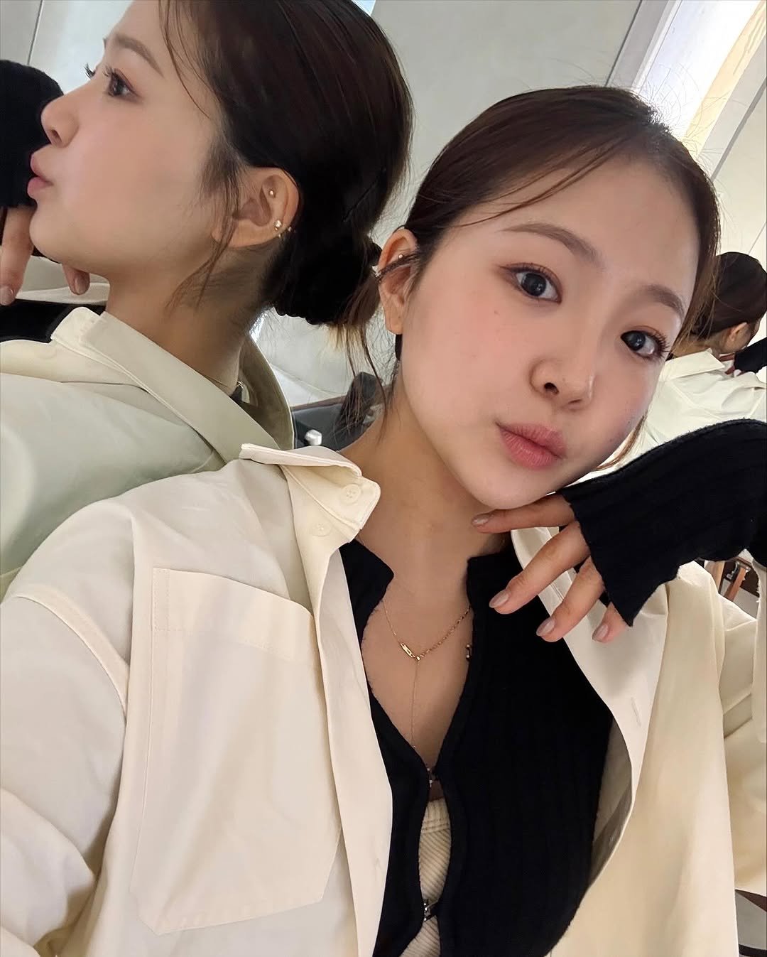 Photo by 필라테스 강사들의 길잡이 | 교육강사 정원쌤 on September 23, 2025. May be a selfie of 2 people, braids, duffle coat, mirror, top, parka and text.