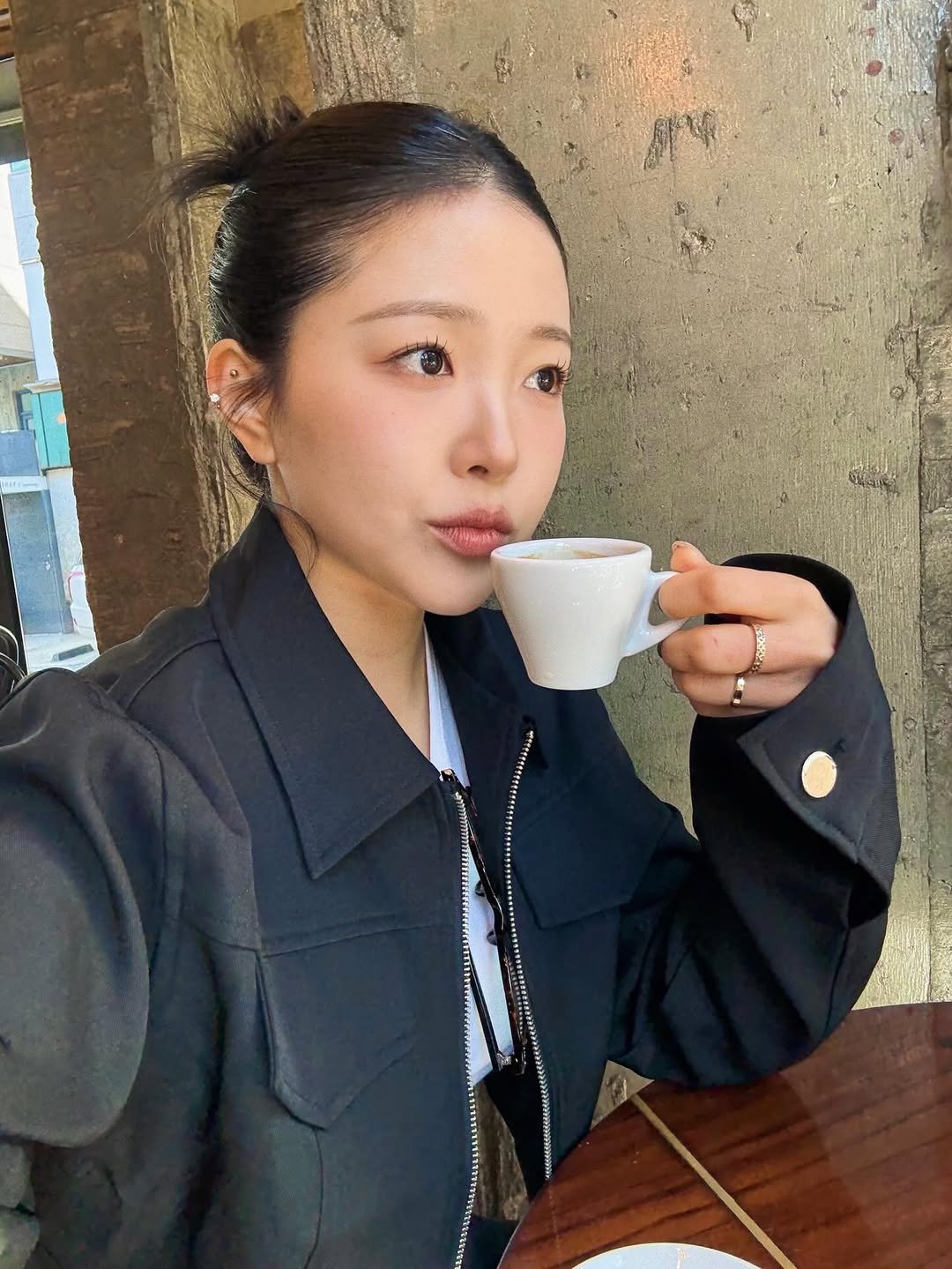 Photo by 필라정원 | 강사들의 길잡이 정원쌤 on December 02, 2025. May be an image of coffee cup, duffle coat, overcoat, cappuccino, tea, blazer, cornflower and text.