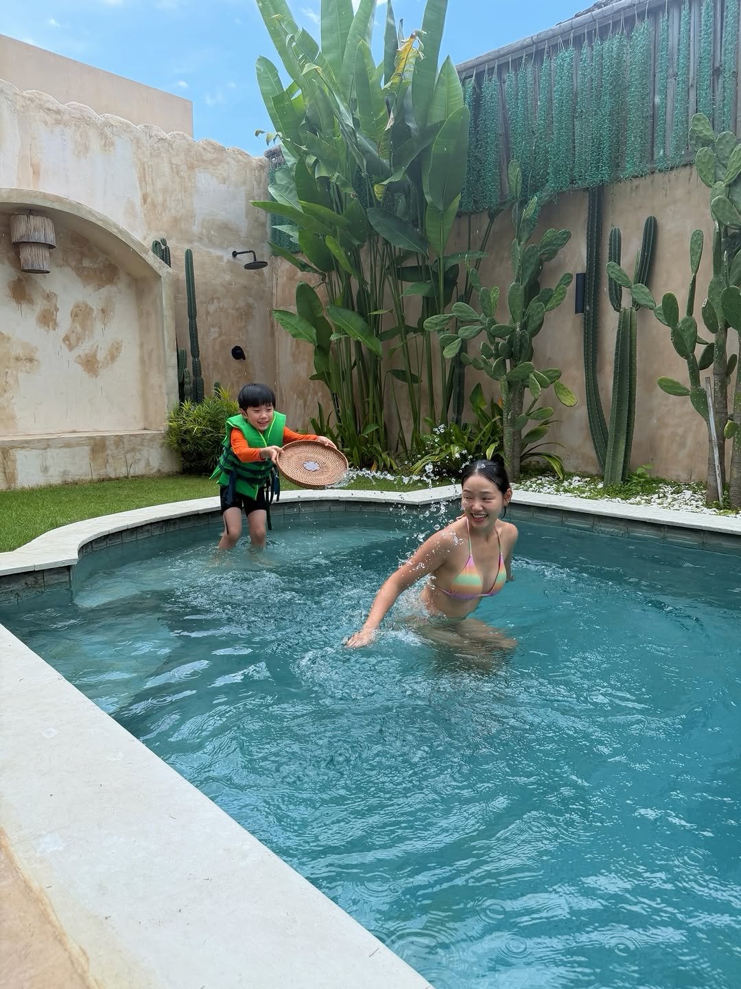 Photo by 흥둥이홈트_뇽쌤 윤원형 🇰🇷 on December 11, 2025. May be an image of swimming, pool and text.