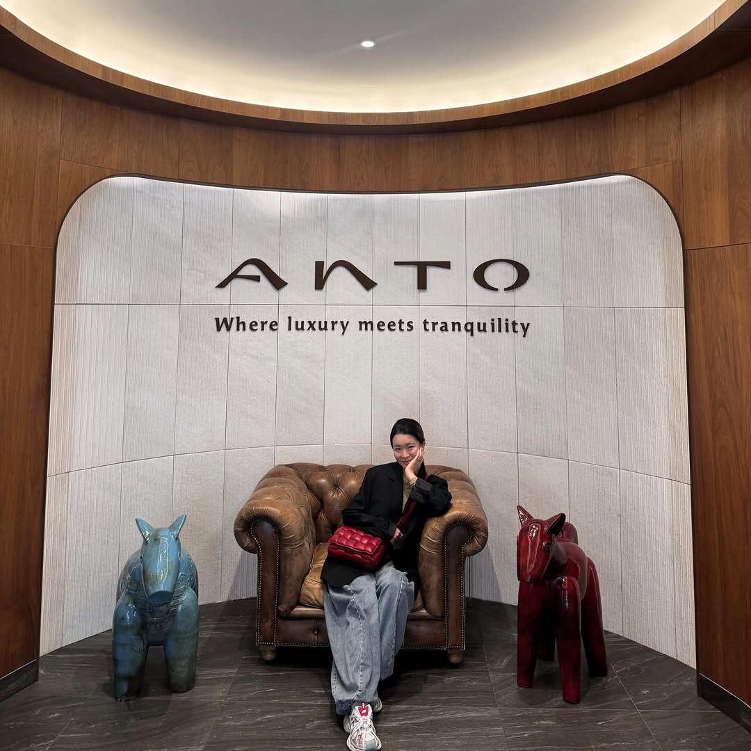 Photo by 필라키니_아지닝 on March 02, 2026. May be an image of armchair and text that says 'ANTO Where luxury WhereTuxurymeets.tranquilit meets tranquility'.
