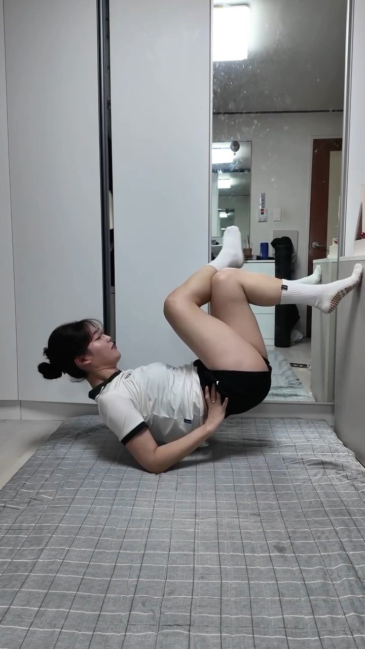 pilaminton_sh 게시물 이미지: 상위 1프로는....🤔 
운동 가기 전 재미로 챌린지 도전 !!
(의외로 쉽다는...