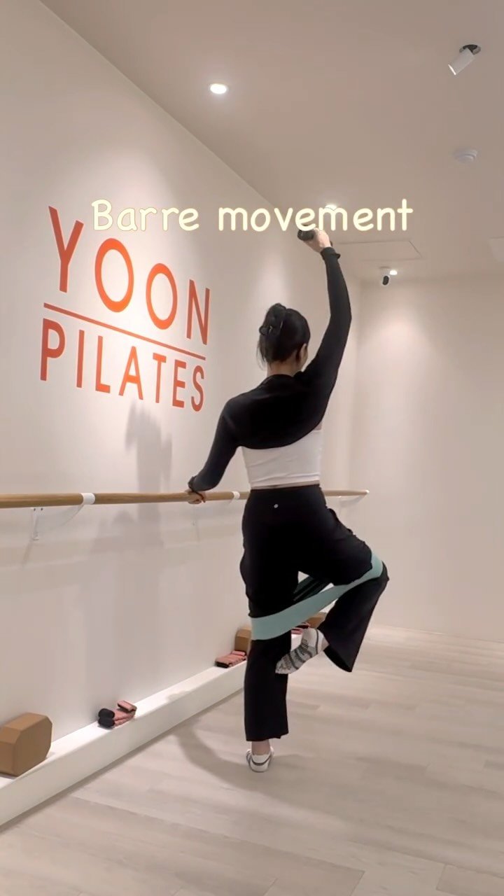 pilates_ohj 게시물 이미지: 밴드를 저항하며 움직이다 보니
하체는 후들후들,
덤벨을 들고 있는 어깨는...