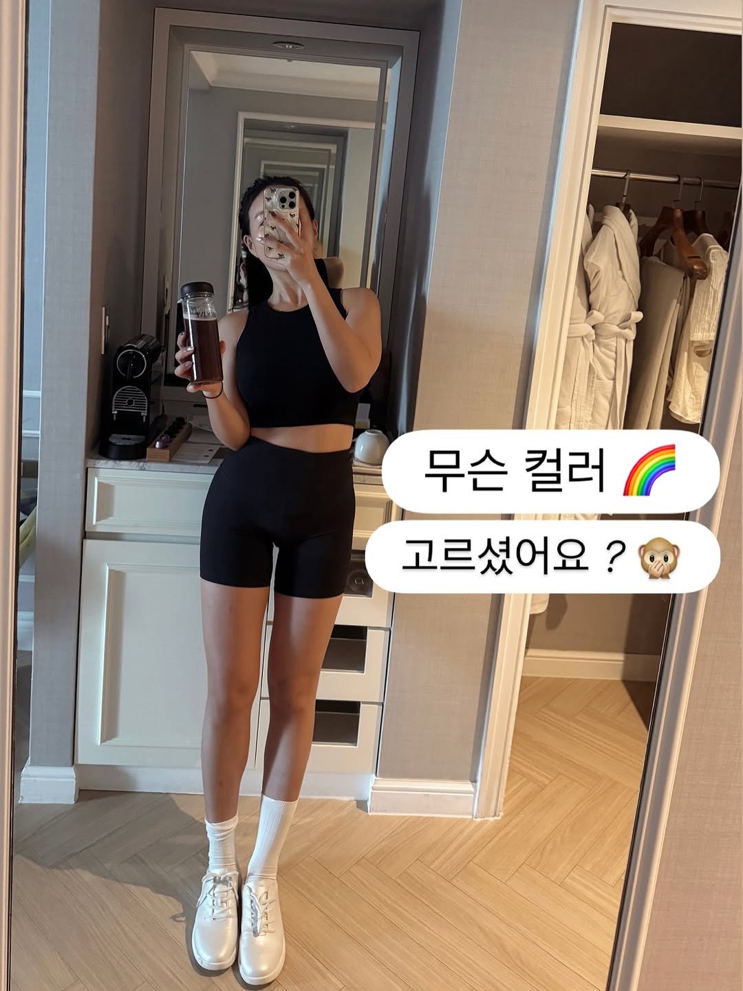 Photo by 윤진쌤 | 박윤진 진정한 나 자신을 아낄 수 있도록 🩵 on August 11, 2025. May be an image of 1 person and text that says '무슨 컬러 고르셨어요? ?'.