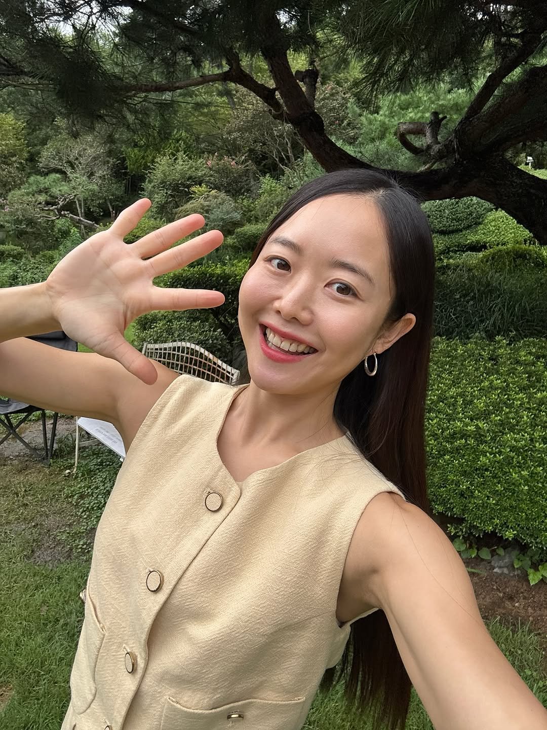 Photo by 130만 유튜버 비타민신지니 l 체중감량 홈트 다이어트 전문 on September 20, 2025. May be an image of 1 person, outdoors and text.