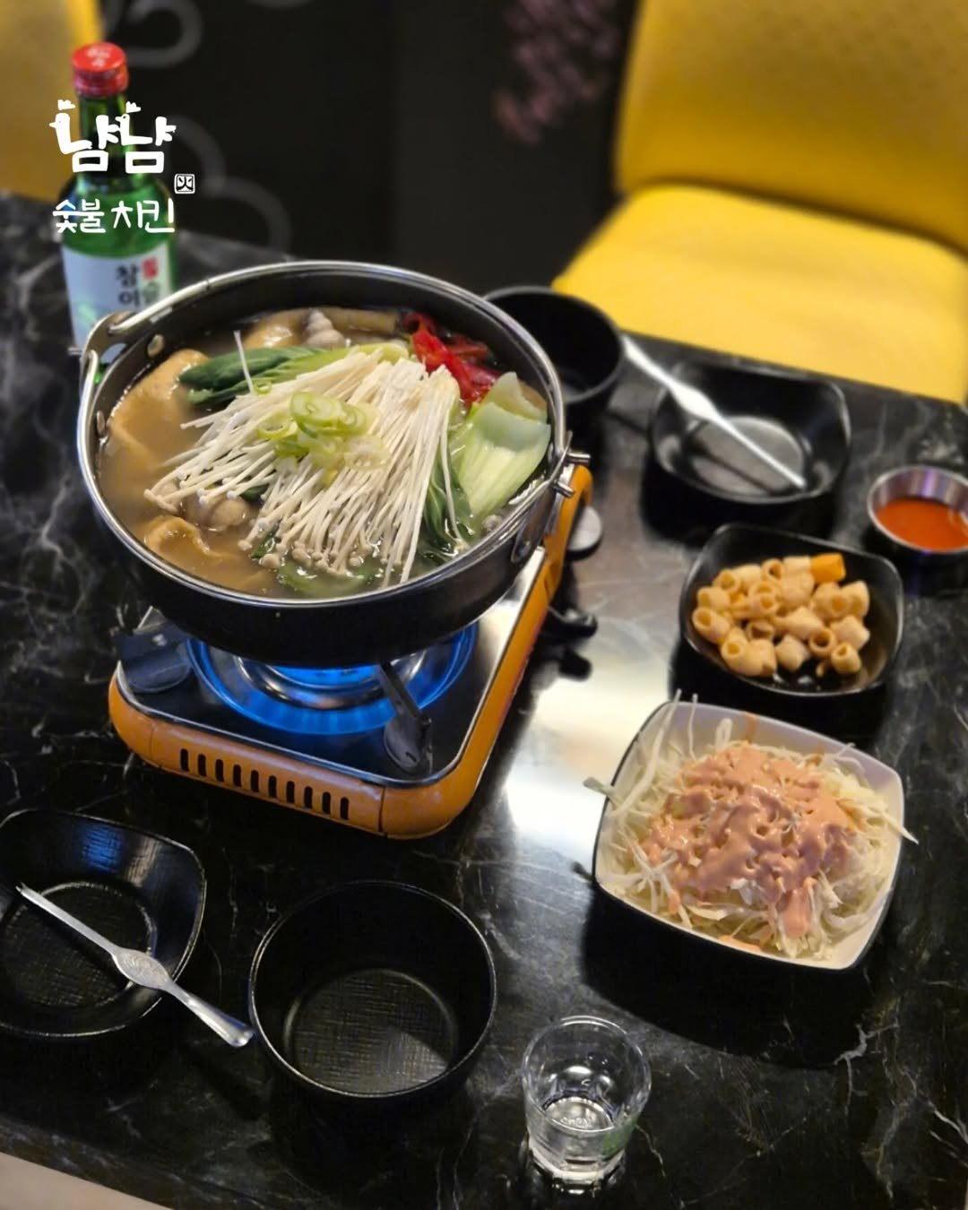 Photo by 필그림의 맛집 on April 22, 2026. May be an image of fondue, hot pot, vegetable, pot, stew and text that says '담냠 숯불치킨 四'.