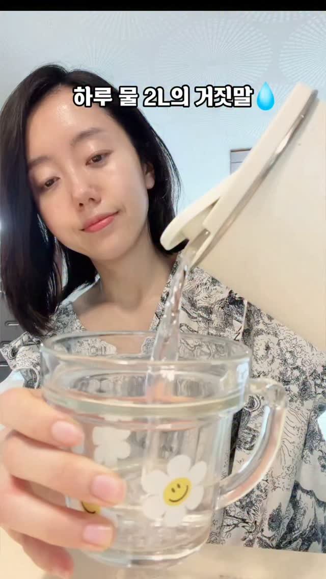 pill_yaksa 게시물 이미지: ​💧 "물 하루에 무조건 2L 마셔라?" ❌ 아닙니다!
​아무리 좋은 물도 내...