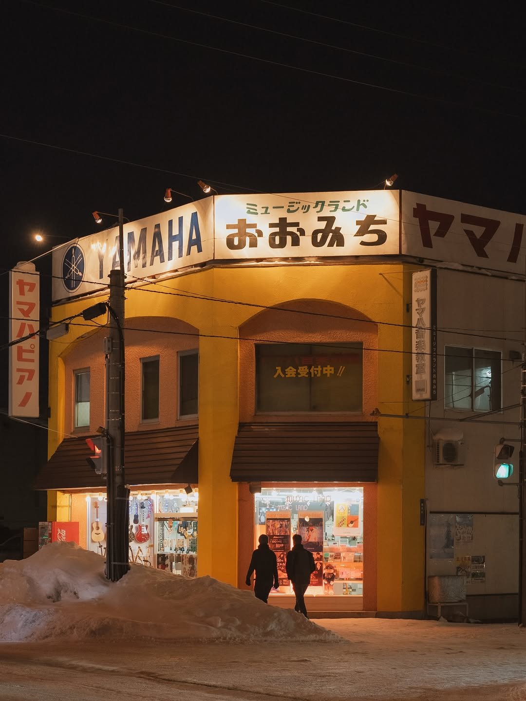Photo by Pilsung lee🇰🇷 on January 02, 2026. May be an image of one or more people, signboard, street, buildings, night and text that says 'ミュージックランド TAMAHA AMIAHAおおみち おおみち ち BANEE 10 はー番前'.
