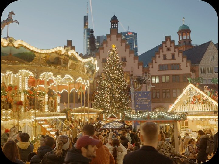 pillter_ 게시물 이미지: ☁️
블루아워는 짧지만, 그 순간의 장면의 감동만큼은 
오래갔던 프랑크푸르트...