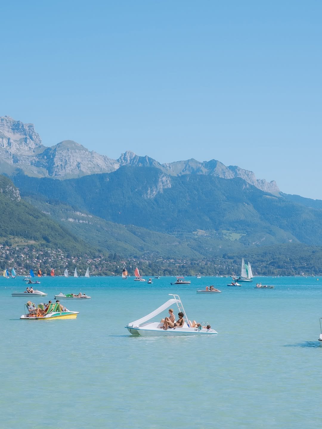Photo shared by pilsung on September 23, 2025 tagging @explorefrance, @watertaxi.annecy, @auvergnerhonealpes.tourisme, and @hautesavoiemontblanc_. May be an image of boat racing, sailboat, sail, jet ski, raft, speedboat, lake and text.