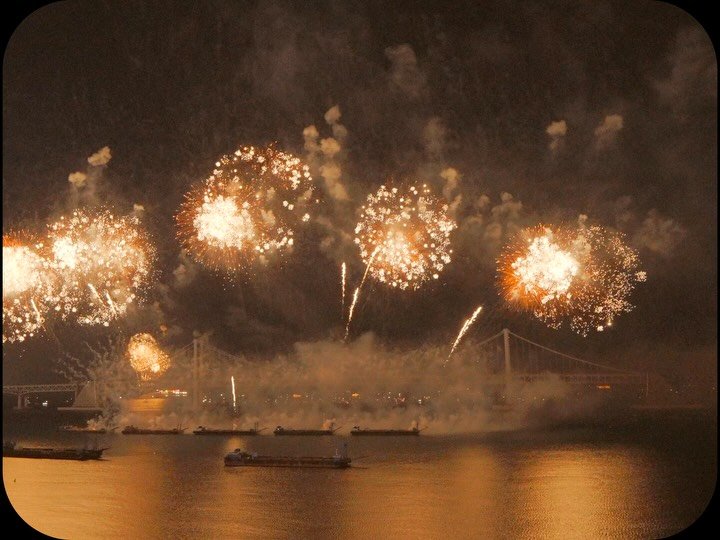 pillter_ 게시물 이미지: ☁️
내가 좋아하는 부산에서 그것도 광안대교에서 봤던 불꽃축제는
보는 내내 너무 황홀했다.