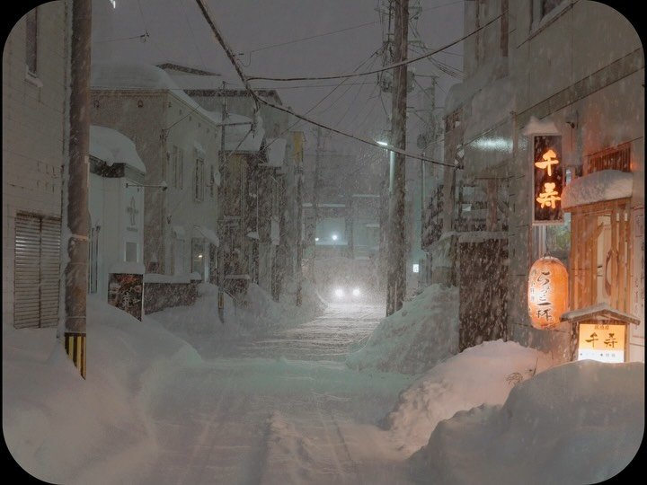 pillter_ 게시물 이미지: 🌨️
사람이 없는 늦은 골목길, 하얗게 눈이 소복히 쌓이고 있었다.

📍Aomori, Japan🇯🇵